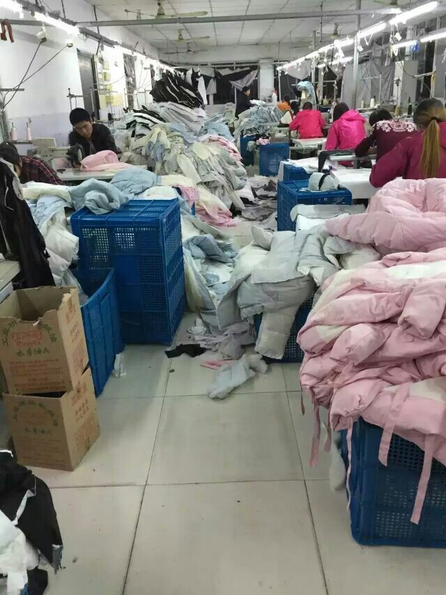 冬季熱銷 新款羽絨服趕工忙，廠家直銷品質(zhì)與價(jià)格雙優(yōu)