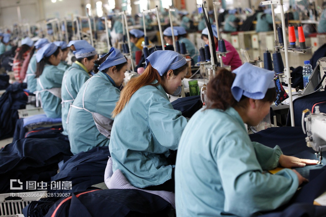 巧手織出國(guó)際訂單 淮北秋艷服裝廠女職工生產(chǎn)忙